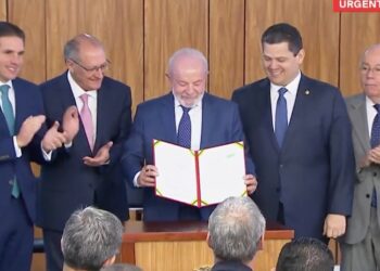 Lula libera R$ 30 bilhões em crédito para empresas atingidas pelo tarifaço