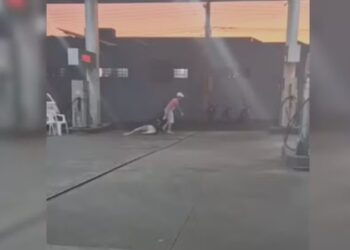 Homem é preso após ser filmado agredindo e arrastando namorada pelos cabelos em posto de combustível
