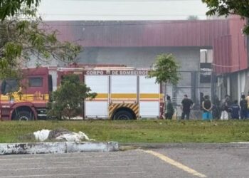 Incêndio atinge fábrica de portas na Avenida do Turismo