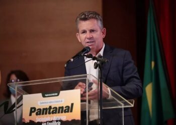 Governador do Mato Grosso quebra costelas após cair de altura de 3 metros