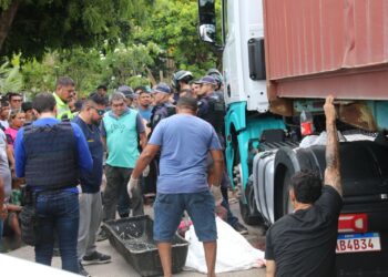 Mulher esmagada e carreta estava no mesmo sentido da avenida, diz perito