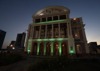 Iluminação no Teatro Amazonas marca início do Setembro Verde de inclusão de PcDs