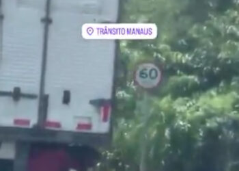 Homem é flagrado “pegando carona” na traseira de caminhão em Manaus