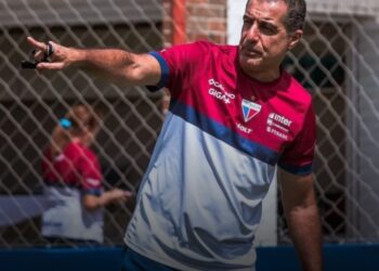 Fortaleza anuncia saída do técnico português Renato Paiva