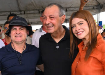 Omar e Aryel Almeida aparecem juntos ao lado de David Almeida durante entrega de equipamento agrícola em Manaus