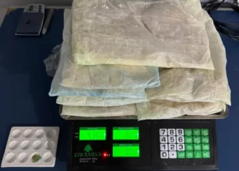 Mulher com filho recém-nascido é presa com 4,3 kg de drogas em aeroporto de Tabatinga