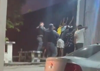 Vídeo mostra policial agredindo jovens durante abordagem em Itacoatiara