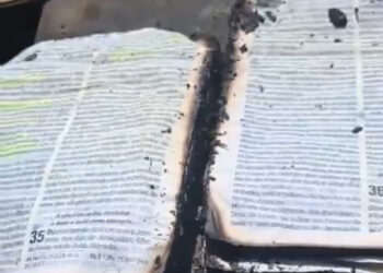 Bíblia “sobrevive” a incêndio que destruiu seis casas em Manacapuru