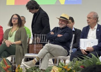 Lula visita UFAM e é recebido aos gritos por estudantes