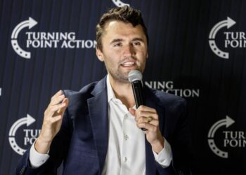 Influenciador trumpista é baleado e morre em evento nos EUA