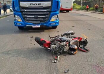 Motociclista morre ao colidir de frente com carreta Av. Rodrigo Otávio