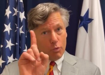 Gestão Trump manda cancelar visto de brasileiro que celebrou morte de Kirk