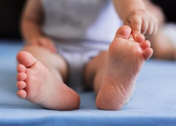 Mãe sai de casa e abandona filha doente e outras duas crianças no Cidade de Deus