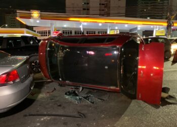 Motorista capota carro e atinge veículos no bairro Nossa Senhora das Graças