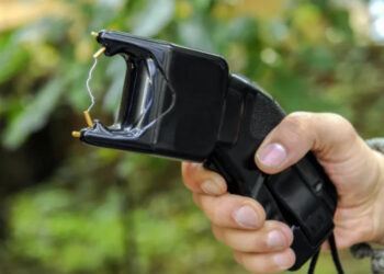 Lei que autoriza porte de arma de choque para mulheres é sancionada no Amazonas