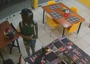 Dupla invade pastelaria e toca o terror durante assalto na Cidade Nova