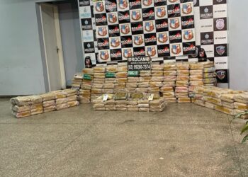 Traficantes correm ao verem polícia e abandonam carga de drogas no Mauazinho