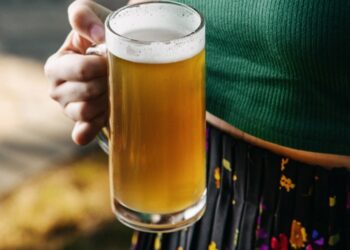 Mulher come, bebe e dá golpe em restaurante e conveniência em Itacoatiara