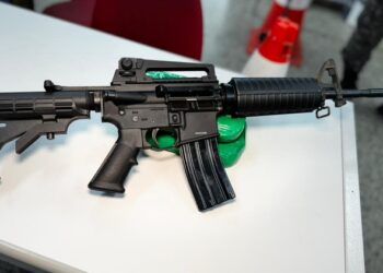 Homem é preso com fuzil e cocaína em condomínio em Manaus