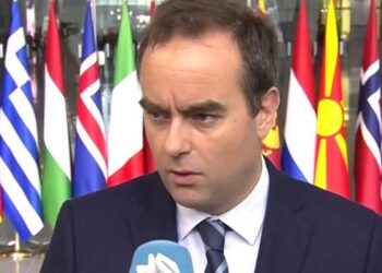 Primeiro-ministro da França renuncia há menos de 1 mês no cargo