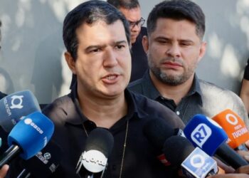Idoso vai à delegacia denunciar extorsão e acaba preso em Manaus