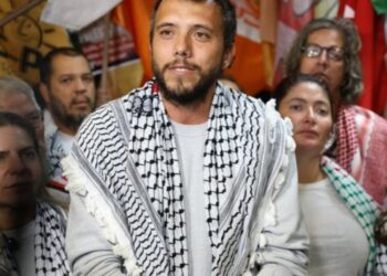 Brasileiros de flotilha presos por Israel dizem ter sido torturados