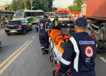 Colisão entre carro e motos deixa três feridos no Distrito Industrial