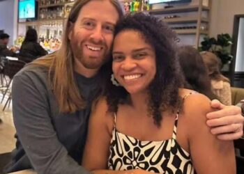 Cineasta brasileira retorna ao Brasil após passar um mês presa nos EUA