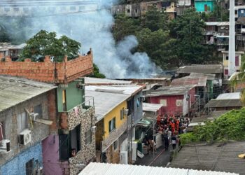 Bombeiros revelam causa de incêndio que atingiu 5 casas e matou cadela no São Jorge 