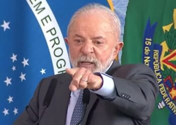 “Lição de democracia”, diz Lula sobre prisão de Bolsonaros e militares