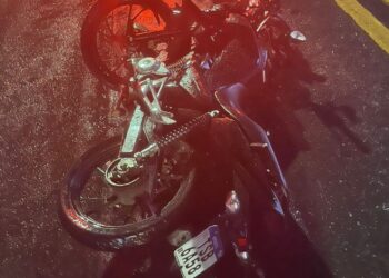 Sem capacete, motociclista atinge carro de frente e morre na Cidade Nova