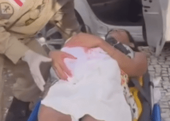 Bebê nasce dentro de carro de aplicativo durante corrida em Manaus