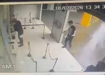 Câmeras flagram assaltantes explodindo lotérica em Manaus