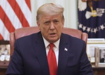 “Não cometi erro”, diz Trump sobre postagem que retrata Obamas como macacos