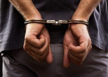 Homem é flagrado dentro de casa abusando de jovem deficiente no Jorge Teixeira