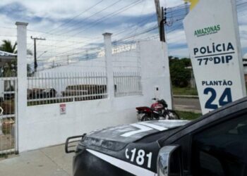 Mãe é presa após padrasto arremessar menino de 6 anos pela janela em Novo Airão