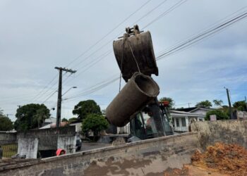Prefeitura recupera rede de drenagem na avenida das Flores